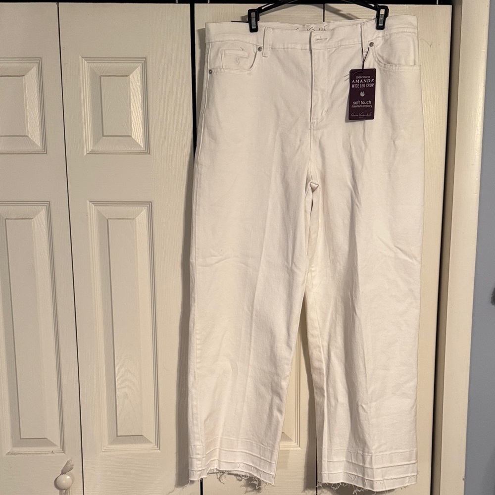 NWT Gloria Vanderbilt White Frayed , Cropped Jeans